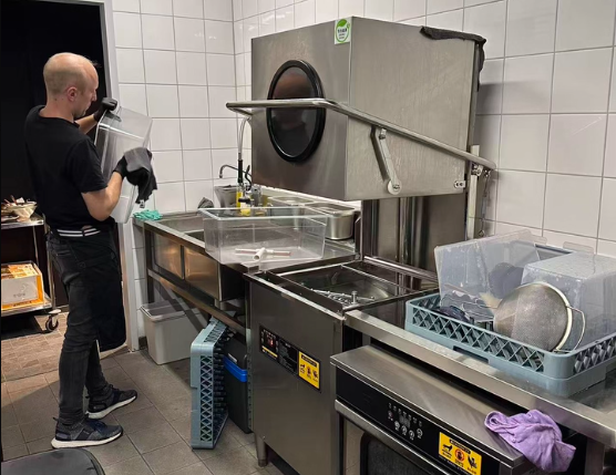 Máy Rửa Chén Siêu Âm: Công Nghệ Làm Sạch Hiệu Quả Cho Bếp Công Nghiệp