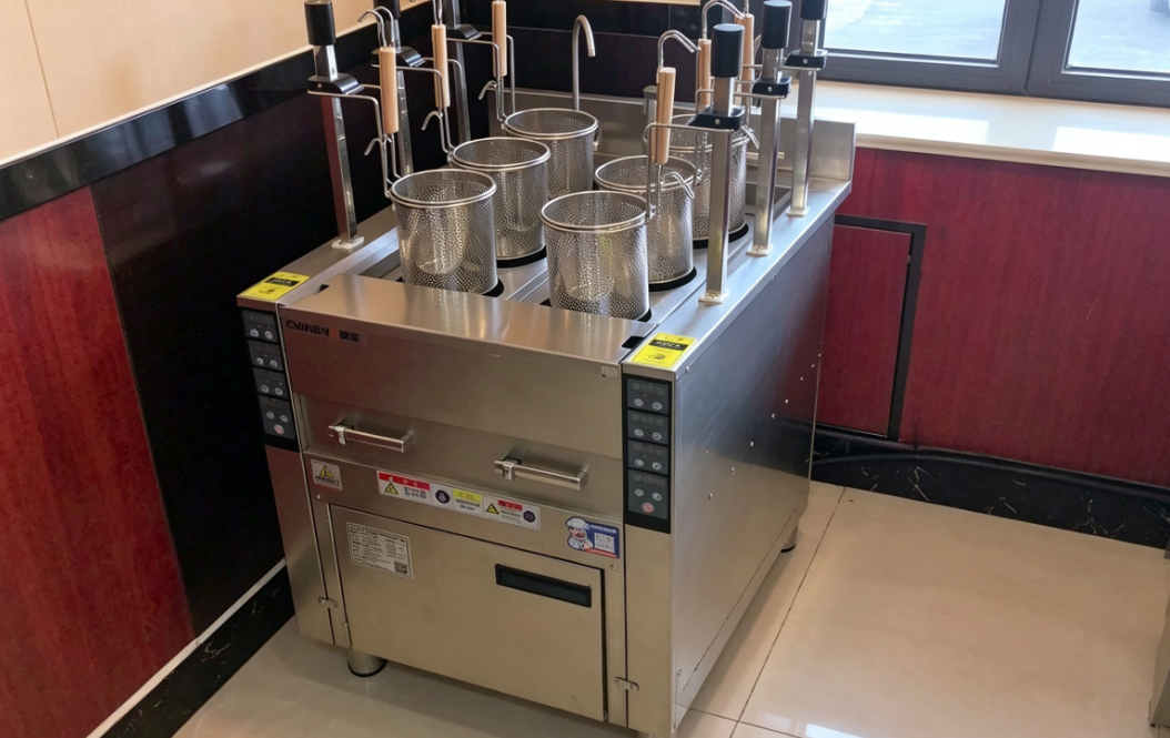 Hướng Dẫn Chọn Máy Nấu Mì Công Nghiệp — Tự Động vs Nồi Tròn vs Gas — CHINENG YDE & 8145 Hướng Dẫn Chọn Máy Nấu Mì Công Nghiệp — Tự Động vs Nồi Tròn vs Gas — CHINENG YDE & 8145